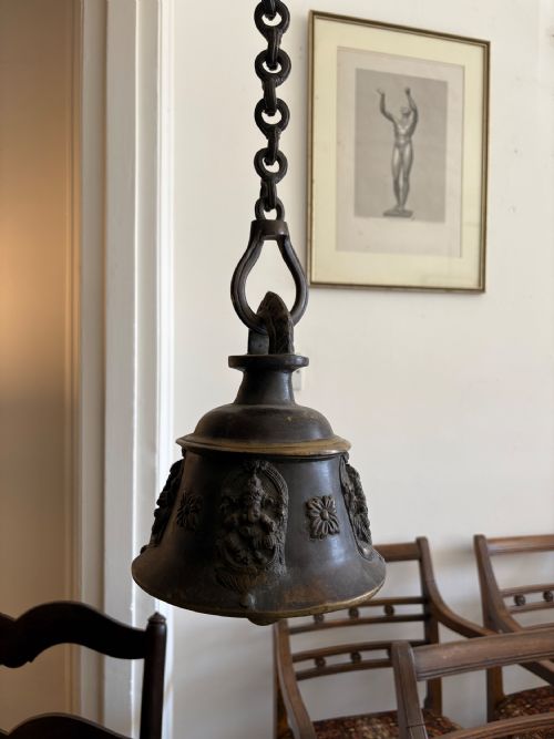 A HEAVILY CAST BRONZE 19TH CENTURY HINDU TEMPLE BELL AND CHAIN 108CM DROP - ADDITIONAL PHOTO 2