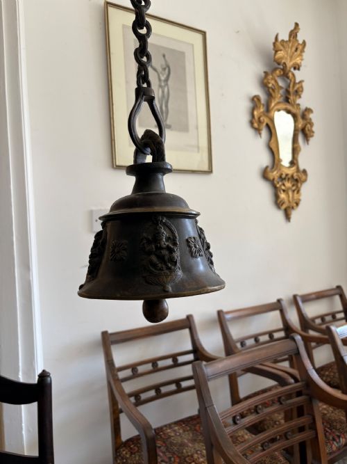 A HEAVILY CAST BRONZE 19TH CENTURY HINDU TEMPLE BELL AND CHAIN 108CM DROP - ADDITIONAL PHOTO 3
