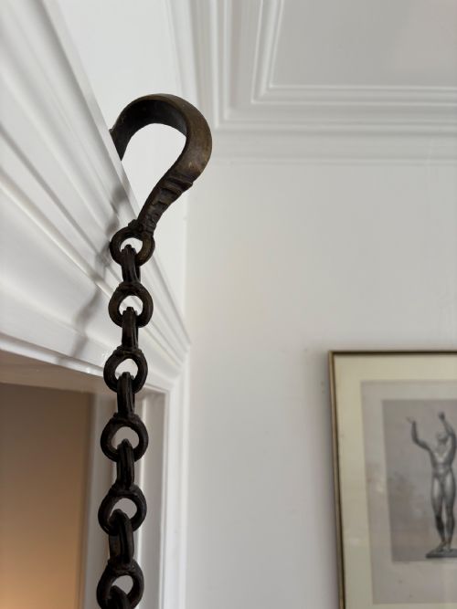 A HEAVILY CAST BRONZE 19TH CENTURY HINDU TEMPLE BELL AND CHAIN 108CM DROP - ADDITIONAL PHOTO 5