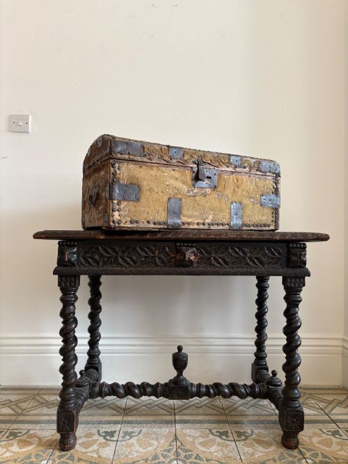 EARLY 18TH CENTURY IRON BOUND AND DEER SKIN DOMED COACHING TRUNK 68CM C1700 - ADDITIONAL PHOTO 4
