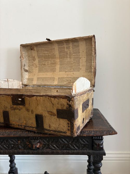 EARLY 18TH CENTURY IRON BOUND AND DEER SKIN DOMED COACHING TRUNK 68CM C1700 - ADDITIONAL PHOTO 8
