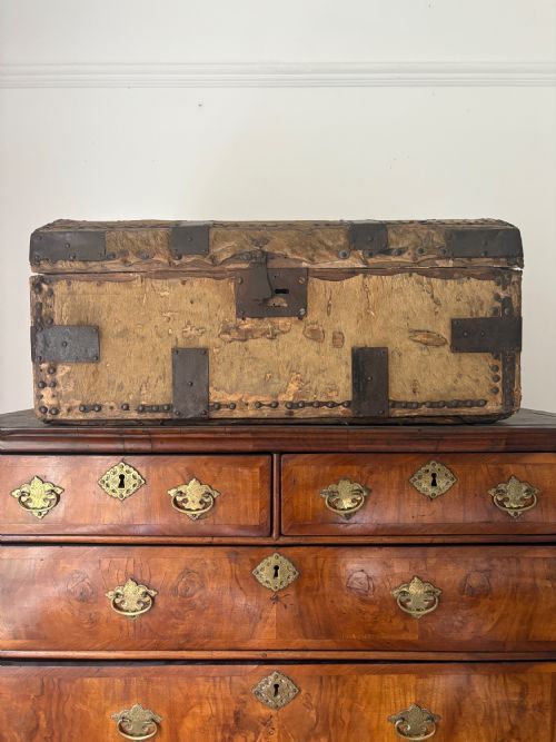 EARLY 18TH CENTURY IRON BOUND AND DEER SKIN DOMED COACHING TRUNK 68CM C1700 - ADDITIONAL PHOTO 11