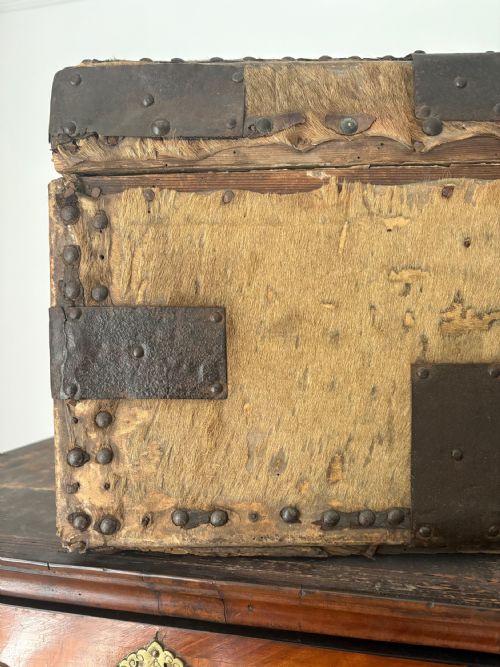 EARLY 18TH CENTURY IRON BOUND AND DEER SKIN DOMED COACHING TRUNK 68CM C1700 - ADDITIONAL PHOTO 12