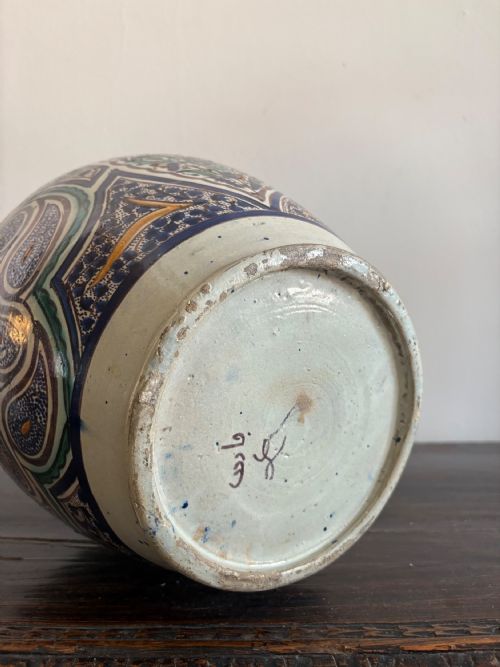 A LARGE EARLY 20TH CENTURY MOROCCAN HAND PAINTED ISLAMIC POT CIRCA 1920S 33CM - ADDITIONAL PHOTO 1
