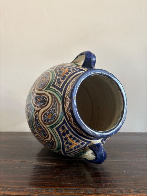 A LARGE EARLY 20TH CENTURY MOROCCAN HAND PAINTED ISLAMIC POT CIRCA 1920S 33CM - ADDITIONAL PHOTO 2