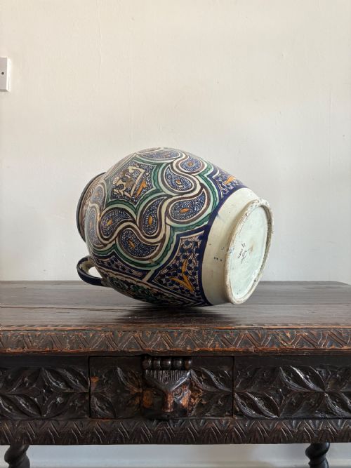 A LARGE EARLY 20TH CENTURY MOROCCAN HAND PAINTED ISLAMIC POT CIRCA 1920S 33CM - ADDITIONAL PHOTO 3