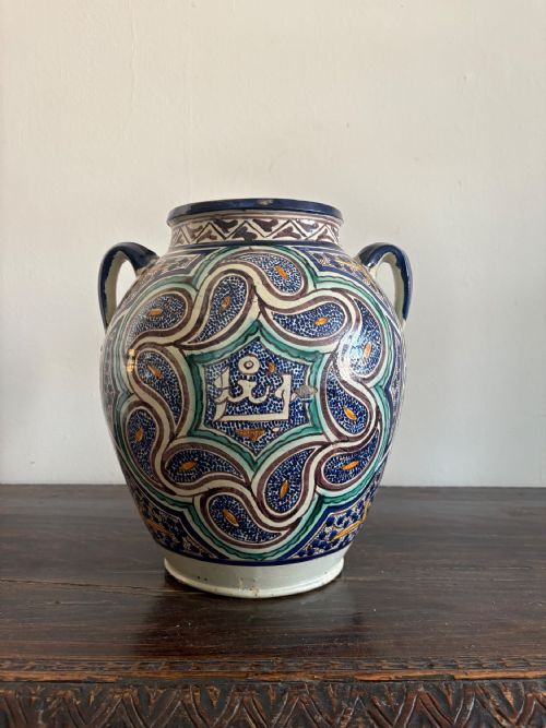 A LARGE EARLY 20TH CENTURY MOROCCAN HAND PAINTED ISLAMIC POT CIRCA 1920S 33CM - ADDITIONAL PHOTO 5