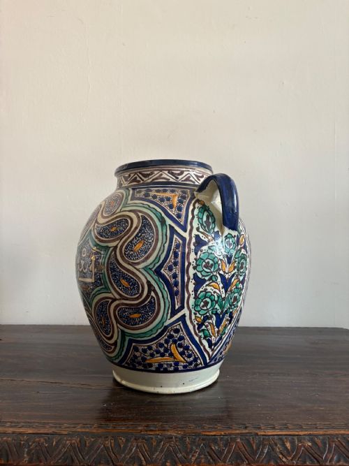 A LARGE EARLY 20TH CENTURY MOROCCAN HAND PAINTED ISLAMIC POT CIRCA 1920S 33CM - ADDITIONAL PHOTO 6