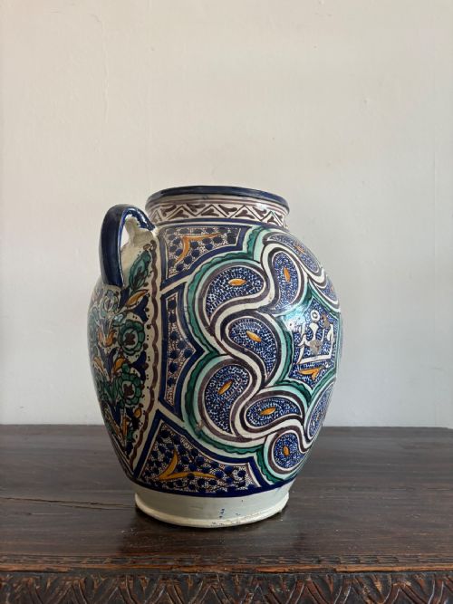A LARGE EARLY 20TH CENTURY MOROCCAN HAND PAINTED ISLAMIC POT CIRCA 1920S 33CM - ADDITIONAL PHOTO 7