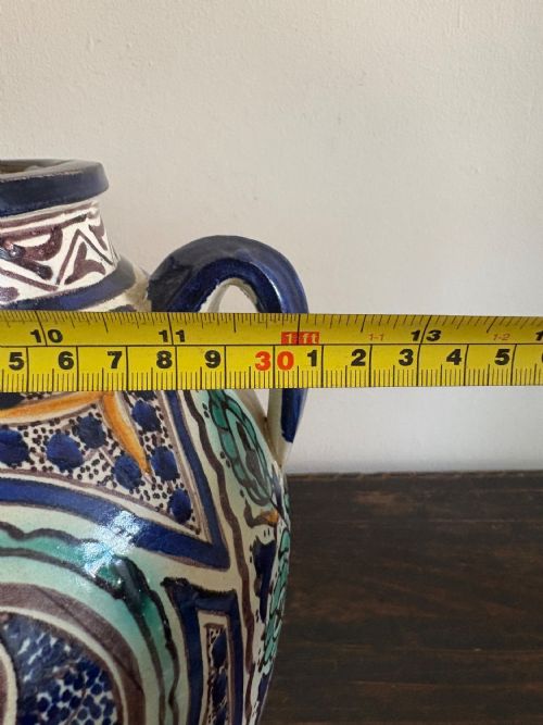 A LARGE EARLY 20TH CENTURY MOROCCAN HAND PAINTED ISLAMIC POT CIRCA 1920S 33CM - ADDITIONAL PHOTO 9