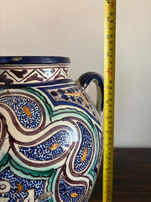 A LARGE EARLY 20TH CENTURY MOROCCAN HAND PAINTED ISLAMIC POT CIRCA 1920S 33CM - ADDITIONAL PHOTO 10