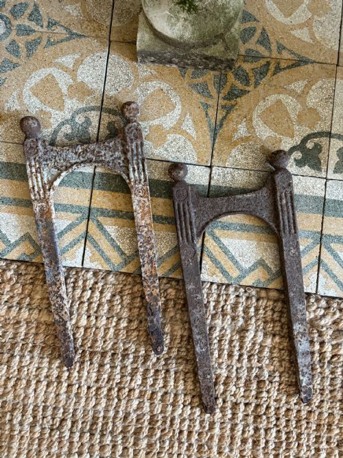 A PAIR OF HAND FORGED EARLY 19TH CENTURY ESTATE MADE IRON BOOT SCRAPERS 44CM - ADDITIONAL PHOTO 1