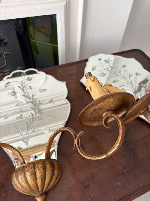 A PAIR OF VENETIAN 192030S ETCHED MIRROR WALL SCONCE GIRANDOLES 43CM - ADDITIONAL PHOTO 4