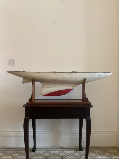 A 1920S ORIGINAL RACING POND YACHT HULL 128CM WITH BESPOKE MAHOGANY STAND - ADDITIONAL PHOTO 2