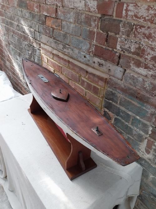 A 1920S ORIGINAL RACING POND YACHT HULL 128CM WITH BESPOKE MAHOGANY STAND - ADDITIONAL PHOTO 7