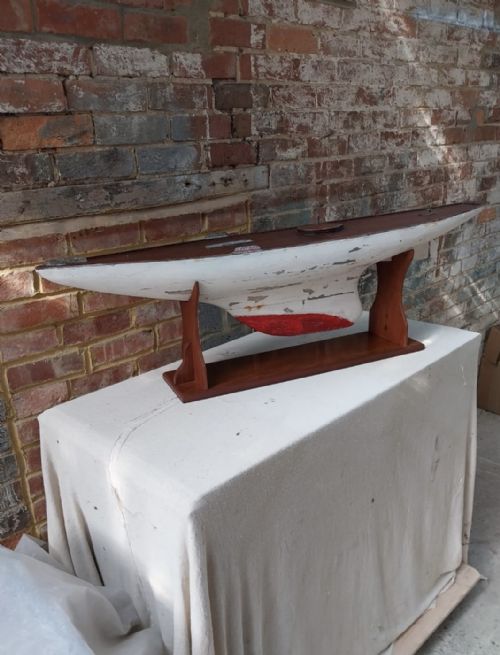 A 1920S ORIGINAL RACING POND YACHT HULL 128CM WITH BESPOKE MAHOGANY STAND - ADDITIONAL PHOTO 8