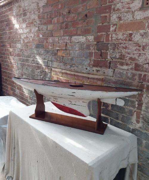 A 1920S ORIGINAL RACING POND YACHT HULL 128CM WITH BESPOKE MAHOGANY STAND - ADDITIONAL PHOTO 9