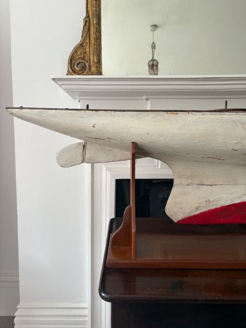A 1920S ORIGINAL RACING POND YACHT HULL 128CM WITH BESPOKE MAHOGANY STAND - ADDITIONAL PHOTO 4