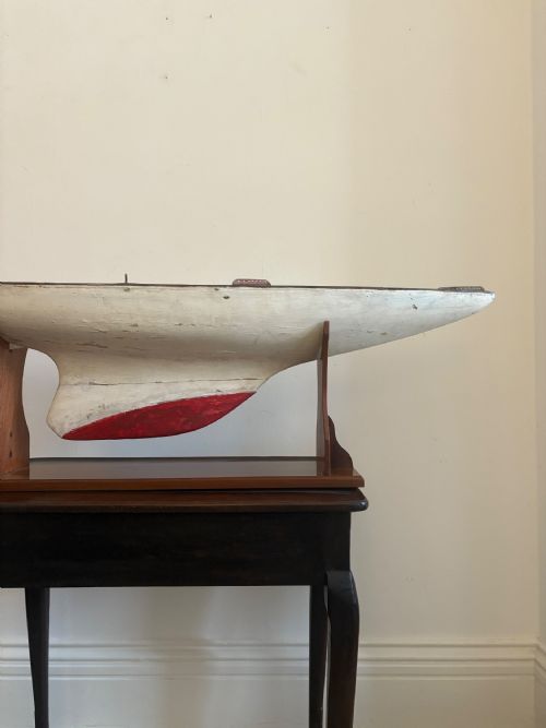 A 1920S ORIGINAL RACING POND YACHT HULL 128CM WITH BESPOKE MAHOGANY STAND - ADDITIONAL PHOTO 5