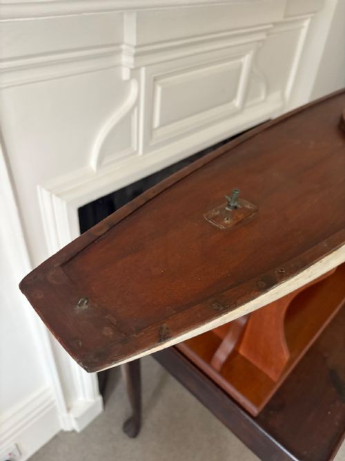 A 1920S ORIGINAL RACING POND YACHT HULL 128CM WITH BESPOKE MAHOGANY STAND - ADDITIONAL PHOTO 6