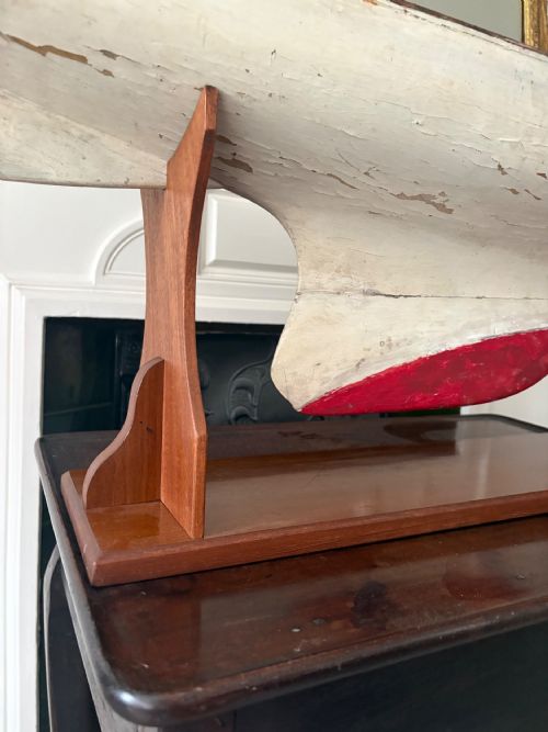 A 1920S ORIGINAL RACING POND YACHT HULL 128CM WITH BESPOKE MAHOGANY STAND - ADDITIONAL PHOTO 10