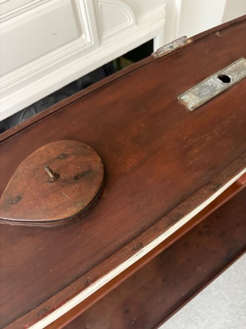 A 1920S ORIGINAL RACING POND YACHT HULL 128CM WITH BESPOKE MAHOGANY STAND - ADDITIONAL PHOTO 11
