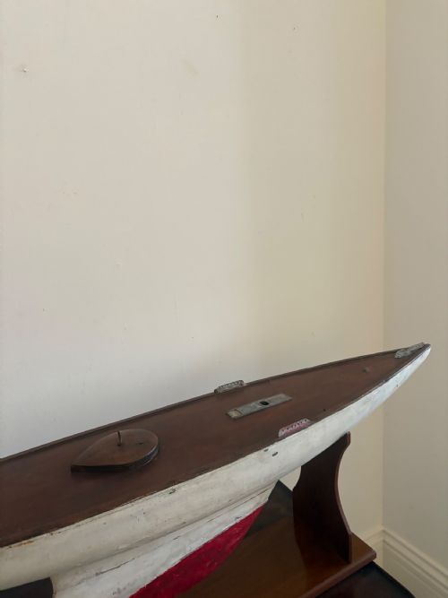 A 1920S ORIGINAL RACING POND YACHT HULL 128CM WITH BESPOKE MAHOGANY STAND - ADDITIONAL PHOTO 12