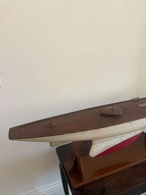 A 1920S ORIGINAL RACING POND YACHT HULL 128CM WITH BESPOKE MAHOGANY STAND - ADDITIONAL PHOTO 13