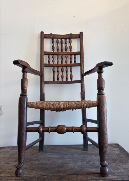 AN EARLY 19TH CENTURY LANCASHIRE ELM AND RUSH SEAT REGIONAL CHAIR C1830 - ADDITIONAL PHOTO 3