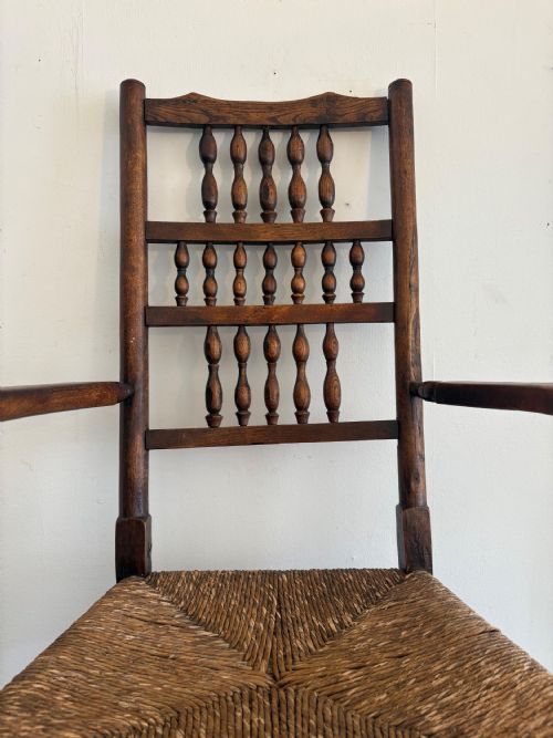 AN EARLY 19TH CENTURY LANCASHIRE ELM AND RUSH SEAT REGIONAL CHAIR C1830 - ADDITIONAL PHOTO 7