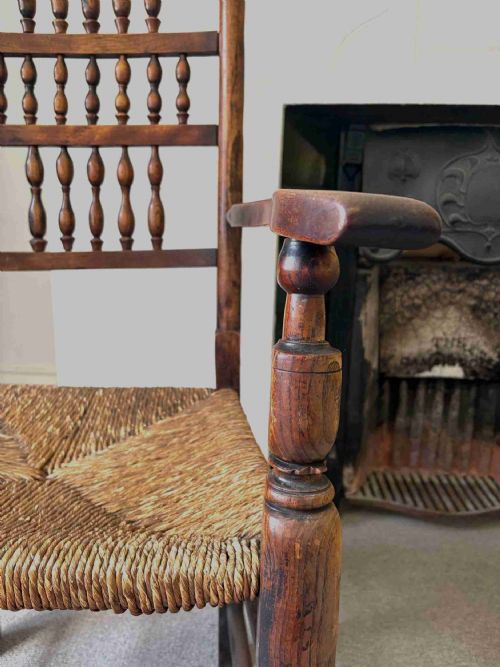 AN EARLY 19TH CENTURY LANCASHIRE ELM AND RUSH SEAT REGIONAL CHAIR C1830 - ADDITIONAL PHOTO 10