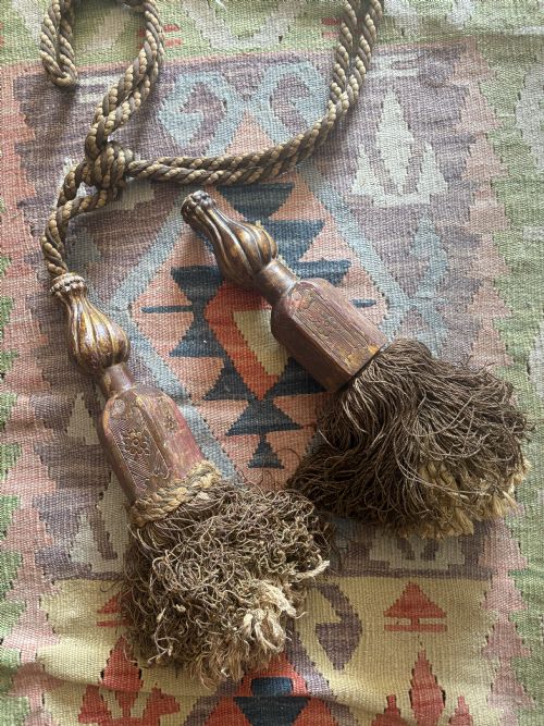 A PAIR OF 19TH CENTURY LARGE VENETIAN GILTWOOD CURTAIN TIE BACK PULLS 43CM - ADDITIONAL PHOTO 4