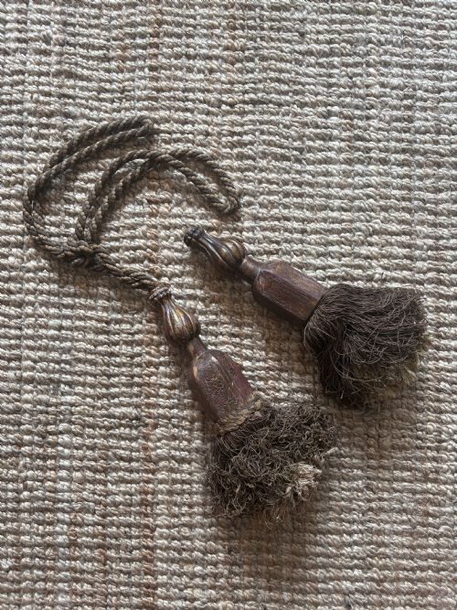A PAIR OF 19TH CENTURY LARGE VENETIAN GILTWOOD CURTAIN TIE BACK PULLS 43CM - ADDITIONAL PHOTO 8