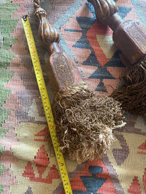 A PAIR OF 19TH CENTURY LARGE VENETIAN GILTWOOD CURTAIN TIE BACK PULLS 43CM - ADDITIONAL PHOTO 9