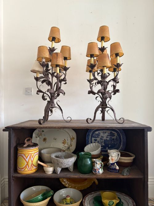 A PAIR OF 95CM TALL WROUGHT IRON AND TOLE CONTINENTAL TABLE CANDELABRA C1920S - ADDITIONAL PHOTO 2