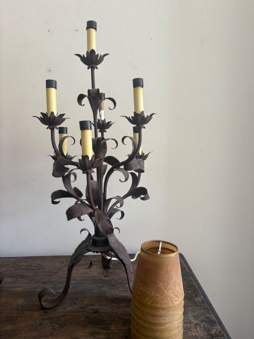 A PAIR OF 95CM TALL WROUGHT IRON AND TOLE CONTINENTAL TABLE CANDELABRA C1920S - ADDITIONAL PHOTO 5