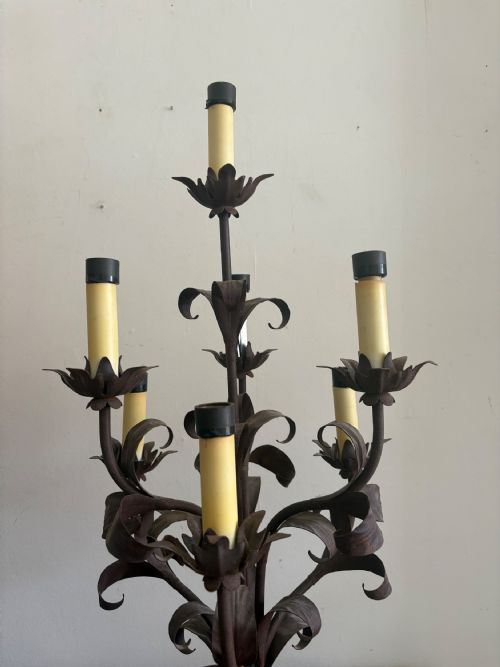 A PAIR OF 95CM TALL WROUGHT IRON AND TOLE CONTINENTAL TABLE CANDELABRA C1920S - ADDITIONAL PHOTO 6