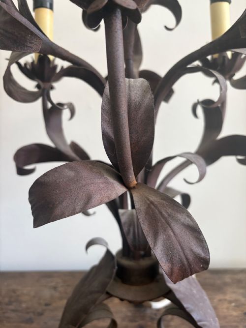 A PAIR OF 95CM TALL WROUGHT IRON AND TOLE CONTINENTAL TABLE CANDELABRA C1920S - ADDITIONAL PHOTO 7