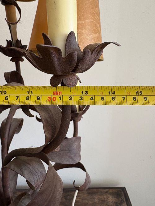 A PAIR OF 95CM TALL WROUGHT IRON AND TOLE CONTINENTAL TABLE CANDELABRA C1920S - ADDITIONAL PHOTO 8