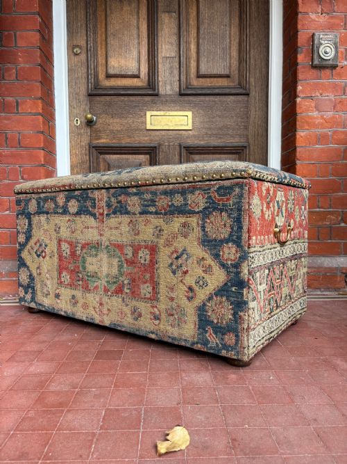 AN EARLY 20TH CENTURY KILIM RUG OTTOMAN BLANKET BOX 100CM BRASS STUDDED - ADDITIONAL PHOTO 1