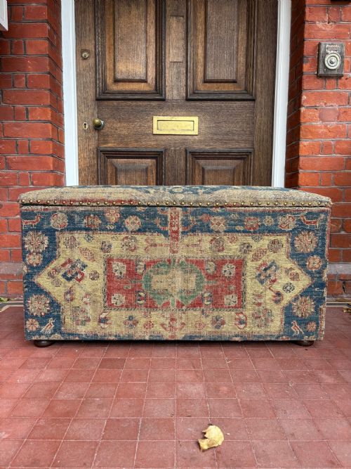 AN EARLY 20TH CENTURY KILIM RUG OTTOMAN BLANKET BOX 100CM BRASS STUDDED - ADDITIONAL PHOTO 2