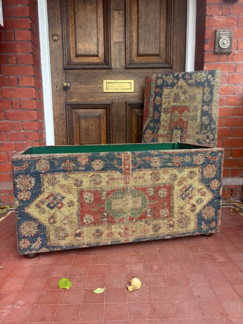 AN EARLY 20TH CENTURY KILIM RUG OTTOMAN BLANKET BOX 100CM BRASS STUDDED - ADDITIONAL PHOTO 5