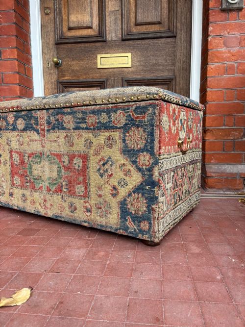 AN EARLY 20TH CENTURY KILIM RUG OTTOMAN BLANKET BOX 100CM BRASS STUDDED - ADDITIONAL PHOTO 7