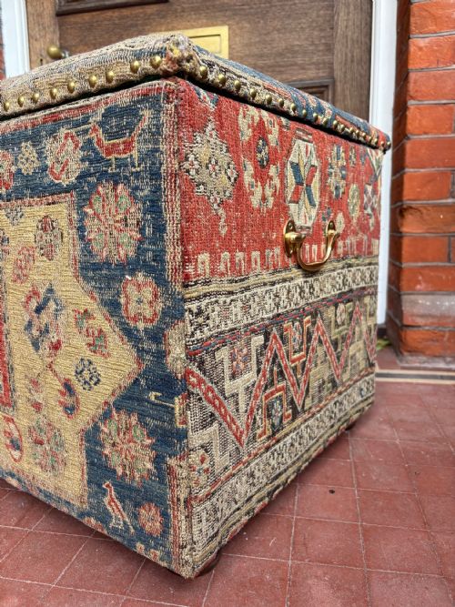 AN EARLY 20TH CENTURY KILIM RUG OTTOMAN BLANKET BOX 100CM BRASS STUDDED - ADDITIONAL PHOTO 8