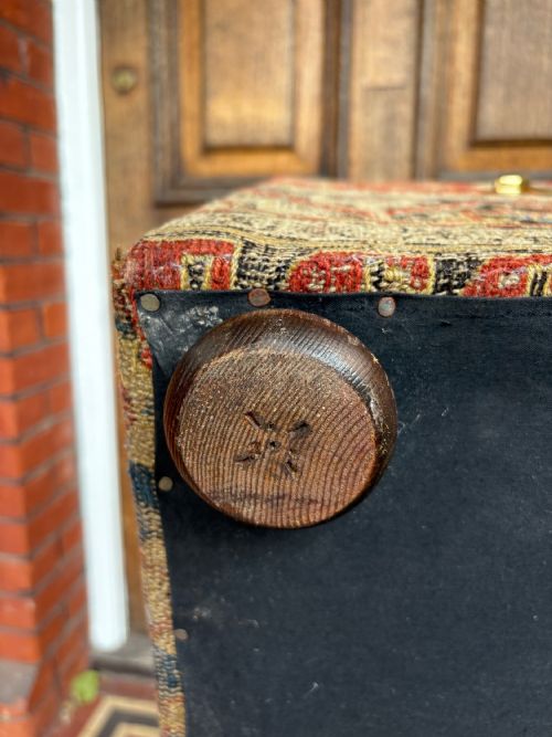 AN EARLY 20TH CENTURY KILIM RUG OTTOMAN BLANKET BOX 100CM BRASS STUDDED - ADDITIONAL PHOTO 10