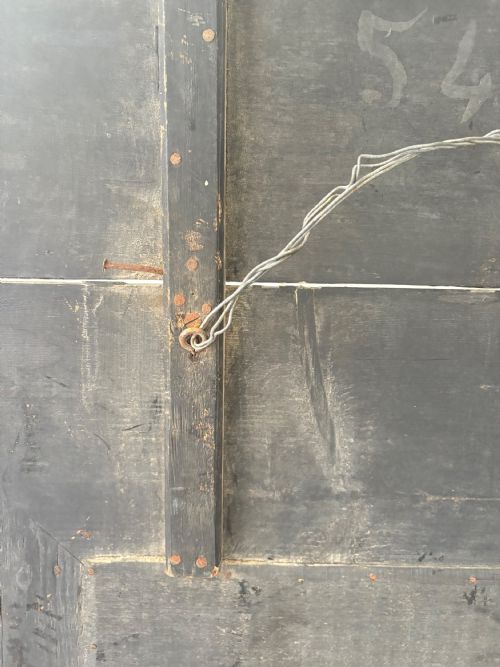 A LARGE 19THC DUTCH REPOUSSE CUSHION BRASS MIRROR AF 128CM MISSING PLATE - ADDITIONAL PHOTO 11