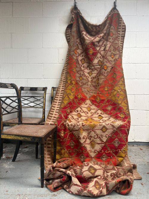 AN EARLY 20TH CENTURY ANATOLIAN FLAT WEAVE KILIM RUG 330CM WITH SUFFICIENT WEAR - ADDITIONAL PHOTO 3