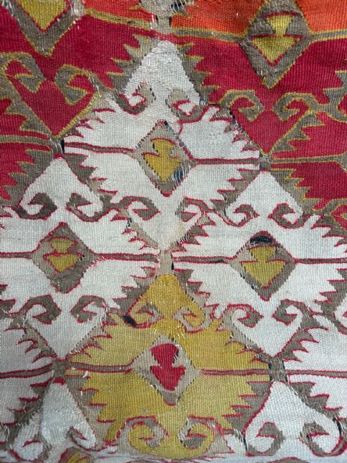 AN EARLY 20TH CENTURY ANATOLIAN FLAT WEAVE KILIM RUG 330CM WITH SUFFICIENT WEAR - ADDITIONAL PHOTO 5
