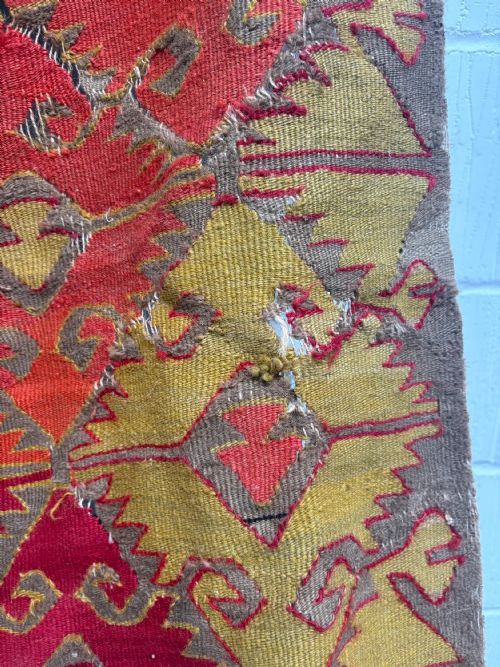 AN EARLY 20TH CENTURY ANATOLIAN FLAT WEAVE KILIM RUG 330CM WITH SUFFICIENT WEAR - ADDITIONAL PHOTO 7