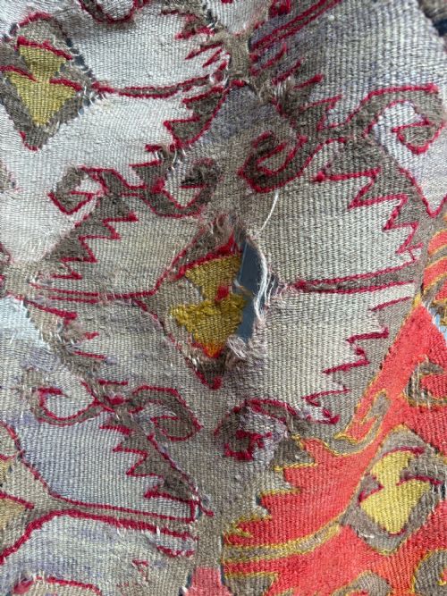 AN EARLY 20TH CENTURY ANATOLIAN FLAT WEAVE KILIM RUG 330CM WITH SUFFICIENT WEAR - ADDITIONAL PHOTO 6